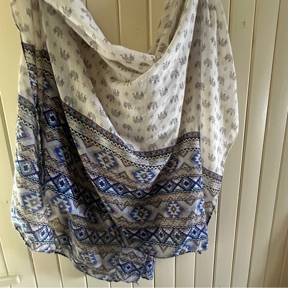 Sarong, lightweight wrap with elephant pattern. OS 39x70 inches - Picture 1 of 6